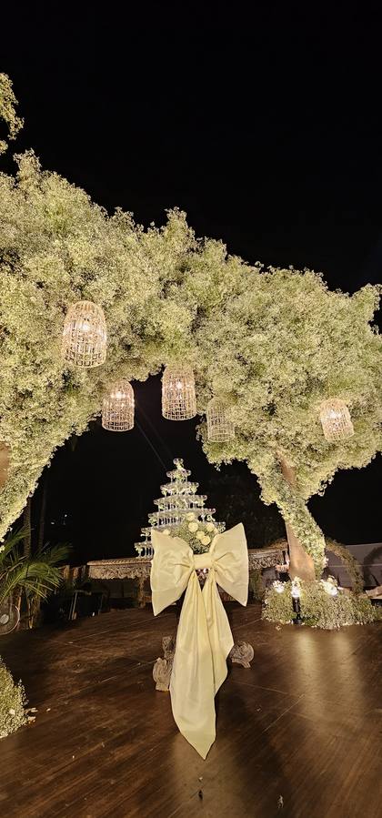 Gate / Entrance and Floral detail — Reception decor — Casa Waters